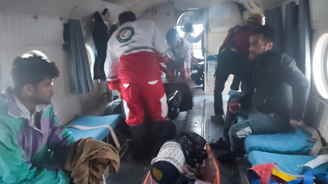 گرفتار شدن ۱۰ سرنشین یک تریلی در سیلاب چابهار/ همه سرنشینان به وسیله بالگرد هلال‌احمر نجات پیدا کردند